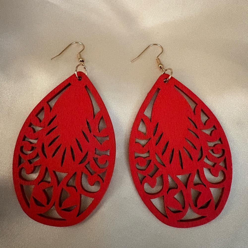 ❤️Beautiful Wooden Filigree Earrings with Hook Backs❤️